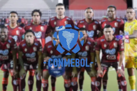 La alineación de Real Estelí de fondo y al frente el logo de la Conmebol.