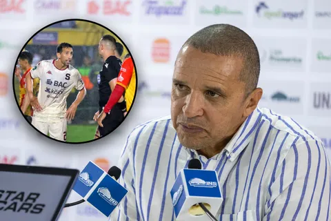 Con solo 5 palabras: Erick Lonnis le marcó la cancha a Mariano Torres por su expulsión ante Herediano en la Recopa