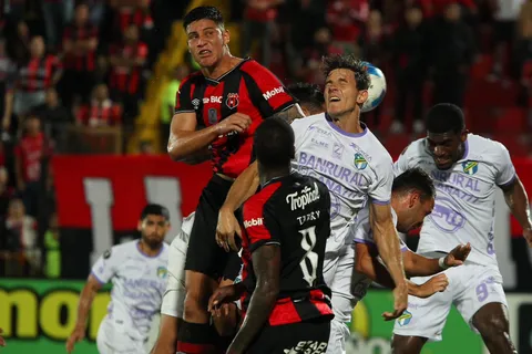 Alajuelense fue denunciado por Comunicaciones.