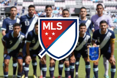 Selección de Guatemala y logo de la MLS.