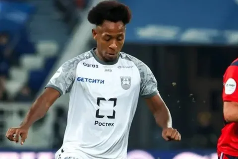 Brayan Gil recibe un fuerte golpe en el futbol de Rusia
