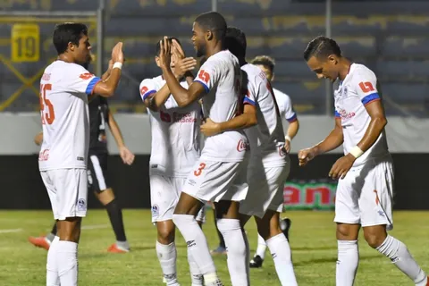 Olimpia goleó a Real Sociedad y no le pierde el paso a Motagua