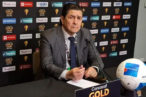 Luis Fernando Tena en conferencia de prensa.
