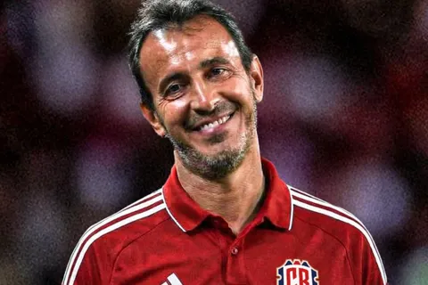 Fernando Batista recibe una buena noticia.