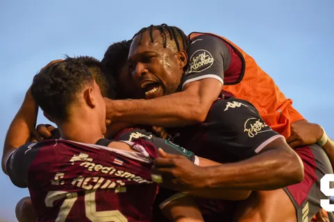 Revés de último momento: Fedefútbol confirma la decisión más temida contra Saprissa que celebra Jafet Soto