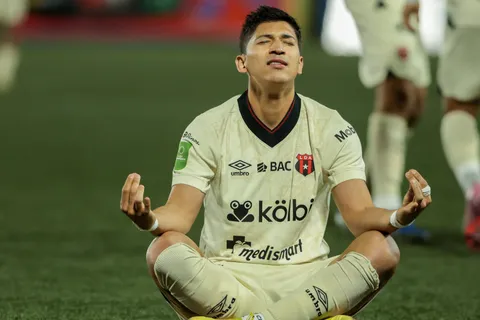 Ángel Zaldívar sorprende a Alajuelense.