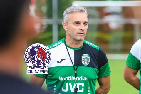 Pablo Lavallén estalla como nunca y señala al culpable más inesperado tras caer ante Olimpia: "Es un circo, todo es raro"