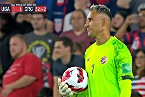 Keylor Navas lesionado con la Selección de Costa Rica tuvo que salir de cambio ante Estados Unidos