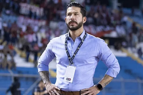 Benjamín Mora: el DT de Atlas que fue récord en Malasia y se juega su continuidad ante Olimpia