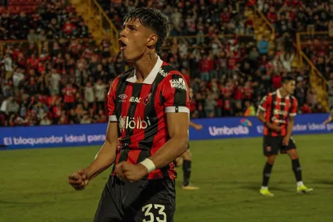 Corazón manudo: Fernando Lesme emociona a Alajuelense desde Europa