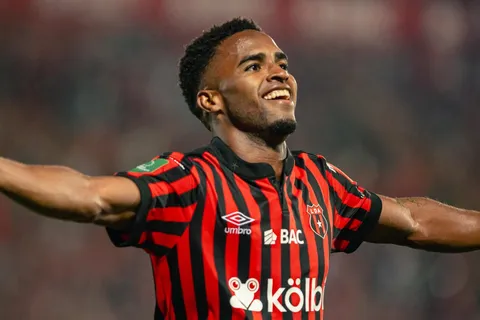 alajuelense-kenyel mitchell-doblete a saprissa