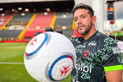 ¿Sorprendió la respuesta? Leonel Moreira habló sobre su continuidad en Alajuelense