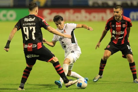 Alianza tomaría una fuerte decisión que afecta a Leonardo Menjívar y Alajuelense