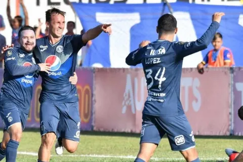 Motagua goleó 4-1 al Olimpia y se mantiene en la cima