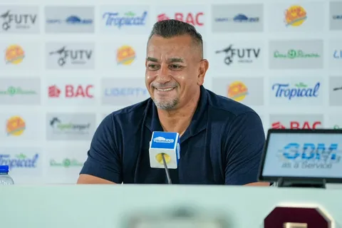 José Giacone feliz por la noticia que recibe de Saprissa.