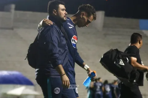 Alerta en Motagua: Rodrigo Auzmendi abandonó el clásico y tuvo que ir al hospital