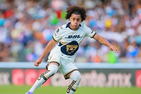 Pumas da reconocimiento a Adalberto Carrasquilla que celebran Thomas Christiansen y Panamá