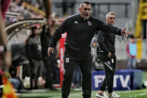 Saprissa le da otro dolor de cabeza a José Giacone.