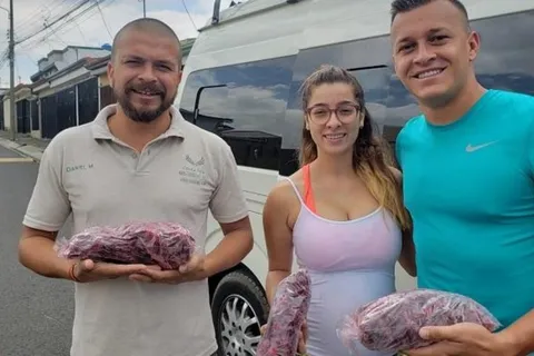 Futbolista nicaragüense que vende moras y fresas a domicilio para obtener ingresos adicionales durante cuarentena
