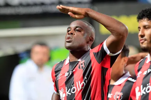 Aficionados ticos reaccionan a posible sanción de Joel Campbell en Alajuelense