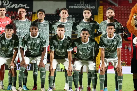 Alexandre Guimaraes lo limpió de Alajuelense en su peor momento, pero logró regresar al Morera Soto y lo celebró: "Estamos de vuelta"