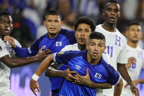 De los Cobos dice que El Salvador no tiene más delanteros; hinchas le recuerdan a Fito Zelaya