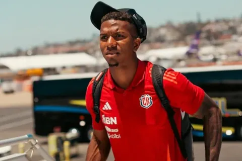 Jeyland Mitchell recibe malas noticias.