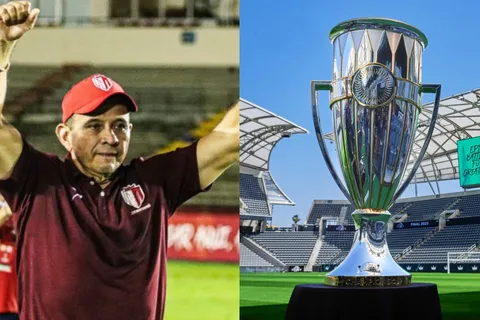 Otoniel Olivas, DT de Real Estelí, y el trofeo de la Concachampions.