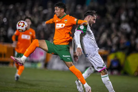 Warren Madrigal debutó con el primer equipo del Valencia.