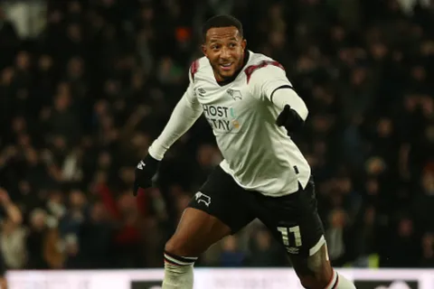 Nathaniel Méndez-Laing asistió y anotó en la victoria de Derby County (Video)