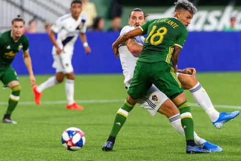Zlatan Ibrahimovic es sancionado por disputa con Julio Cascante