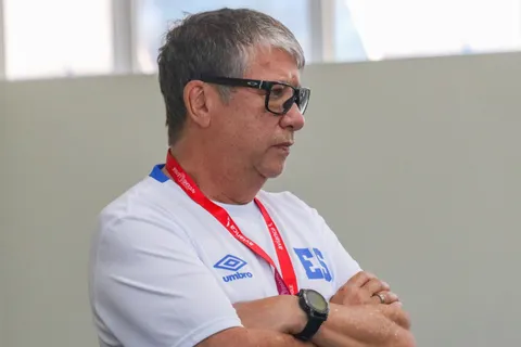 El Bolillo Gómez hace cambio obligatorio en la convocatoria de El Salvador