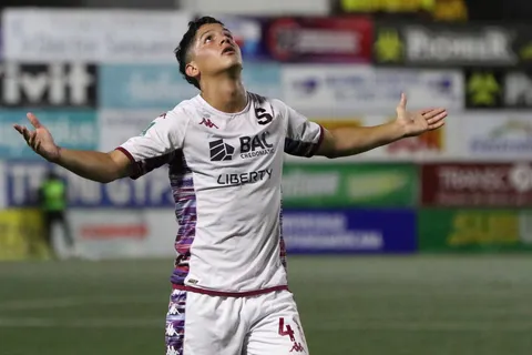 €1.750.000: el plan de Saprissa para llevar a Warren Madrigal a un gigante de Europa