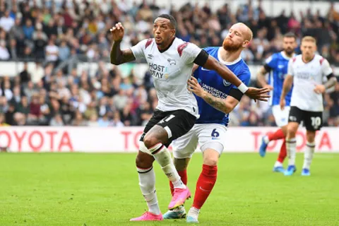Nathaniel Méndez-Laing brinda asistencia en la victoria del Derby County