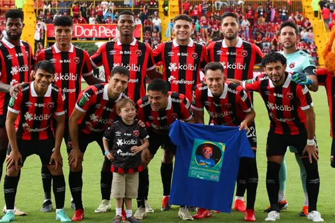 Se fue mal de Alajuelense, salió campeón en Europa y ahora tomó una extraña decisión