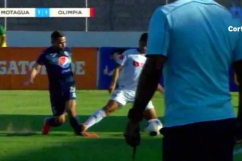 El mensaje de Carlos Pineda tras la dura entrada a Omar Elvir