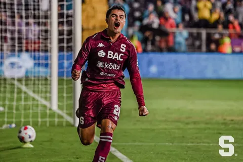 Andrey Soto celebra el 2-0 de Saprissa ante Escorpiones en la Cueva.