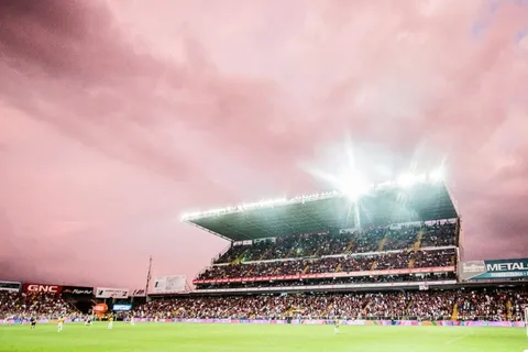 Costa Rica: Marzo viene con estadios a capacidad máxima con QR y sin requisitos en abril