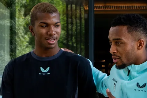 Inédito: Jeyland Mitchell empieza a sentir la presión de la gente en el Feyenoord