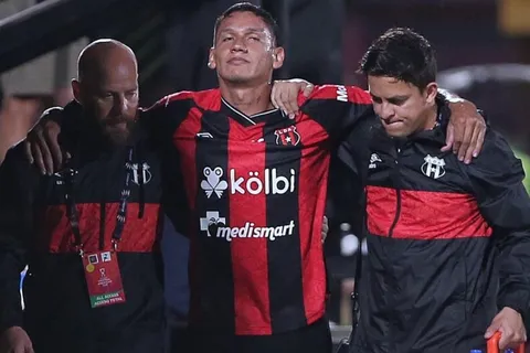 Machillo Ramírez en vilo por Fernando Piñar: Alajuelense confirma el estado de salud del lateral rojinegro tras su hospitalización