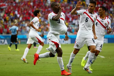 Joel Campbell celebra un gol con Costa Rica.