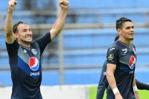 Dos extranjeros con pie y medio fuera de Motagua
