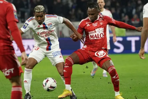 Alberth Elis debutó con el Stade Brestois