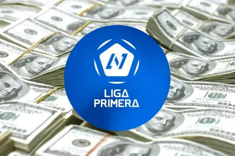 Millones de dólares y el escudo de la Liga Primera de Nicaragua.