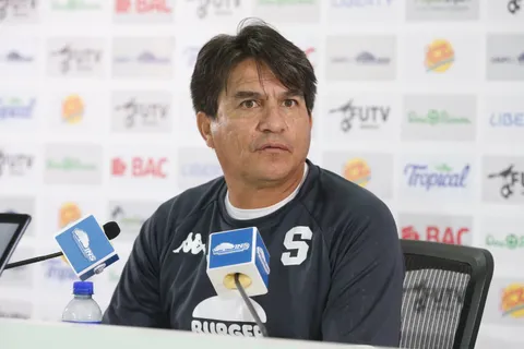 “Tan vago”: otro ídolo de Saprissa ataca sin piedad a Vladimir Quesada