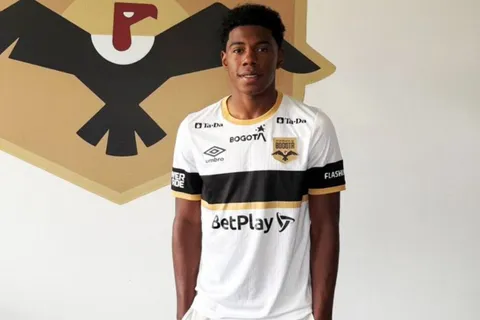 Problemas para Dereck Moncada después de firmar en Colombia.