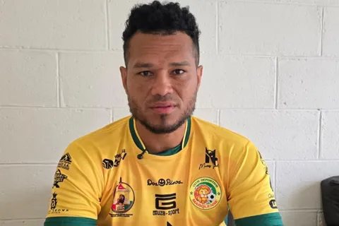 Rolando Blackburn se topa con su primer inconveniente en su regreso al futbol de Guatemala
