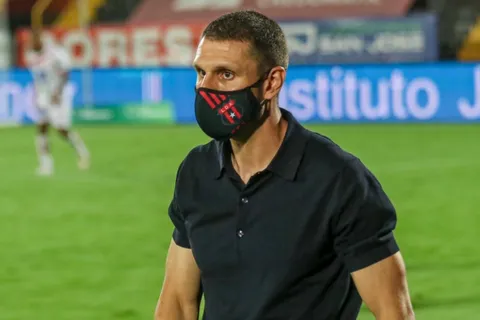 Rudé no le garantiza la titularidad a nadie en Alajuelense
