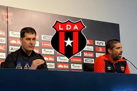 Hay consenso en Alajuelense: Ismael Rescalvo y Carlos Vela reciben la sentencia que puede costarles el puesto