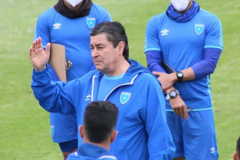 Luis Fernando Tena da marcha atrás: los descartados que volverían a la Selección de Guatemala para la Copa Oro.